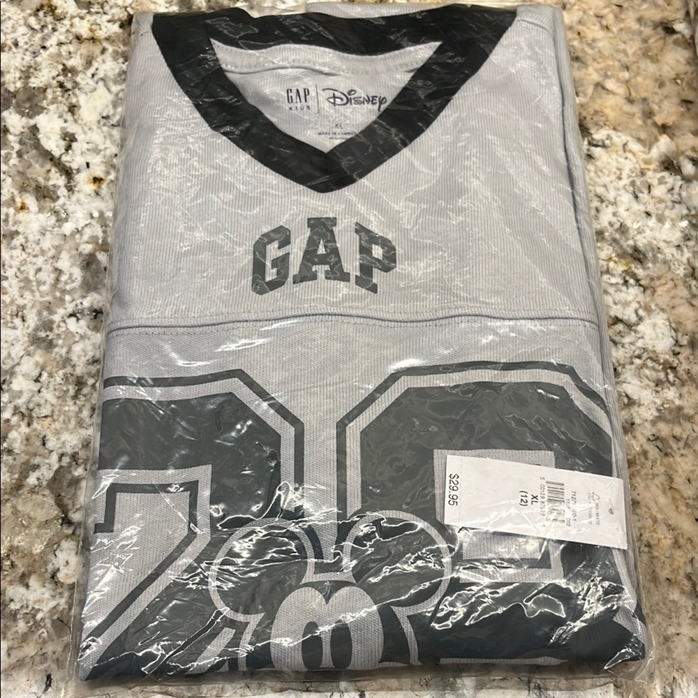 😁2 for 1 😁GAP Gray and Black Short Sleeve Tee Red Girls Daisy Duck